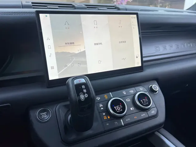 Land Rover Defender — Фото автомобиля 10