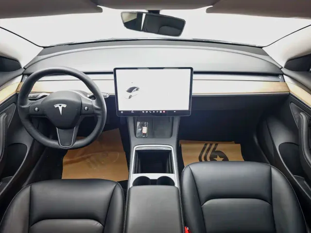 Tesla Model 3 — Фото автомобиля 5