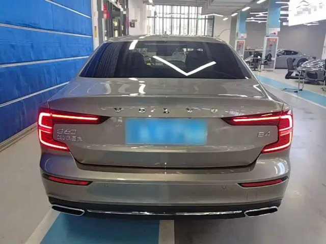 Volvo S60 — Фото автомобиля 5