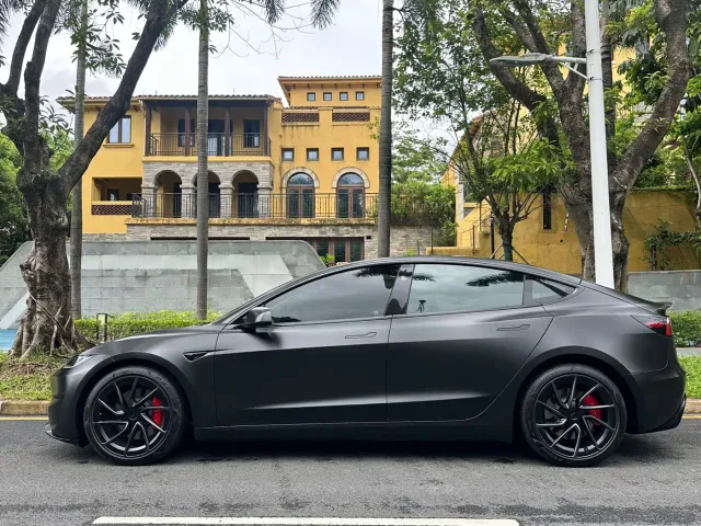 Tesla Model 3 — Фото автомобиля 2