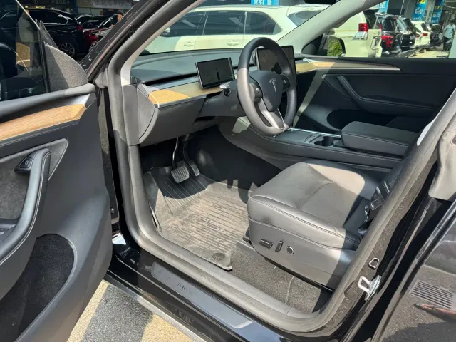 Tesla Model Y — Фото автомобиля 15