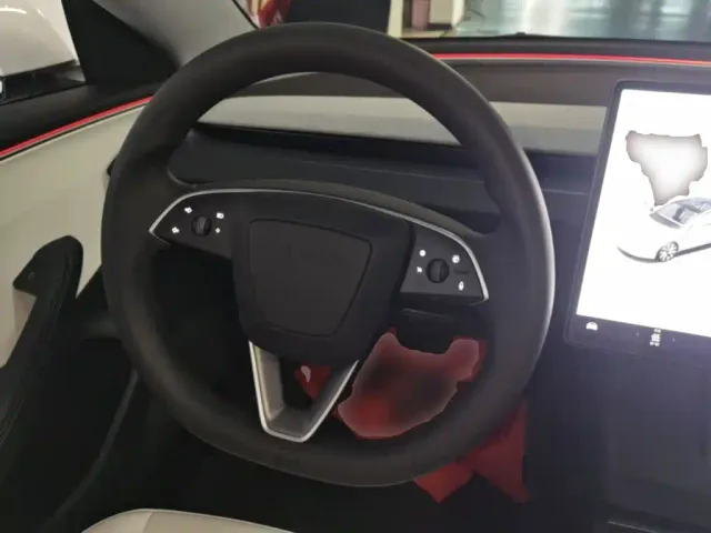 Tesla Model 3 — Фото автомобиля 10