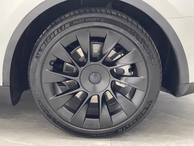 Tesla Model Y — Фото автомобиля 19