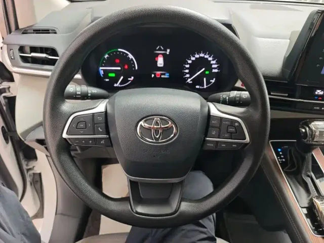 Toyota Sienna — Фото автомобиля 10