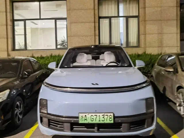 Li Auto L8 — Фото автомобиля 2