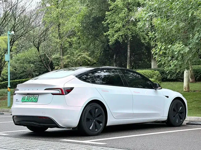 Tesla Model 3 — Фото автомобиля 8