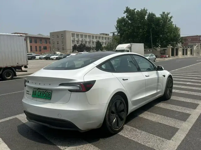 Tesla Model 3 — Фото автомобиля 3