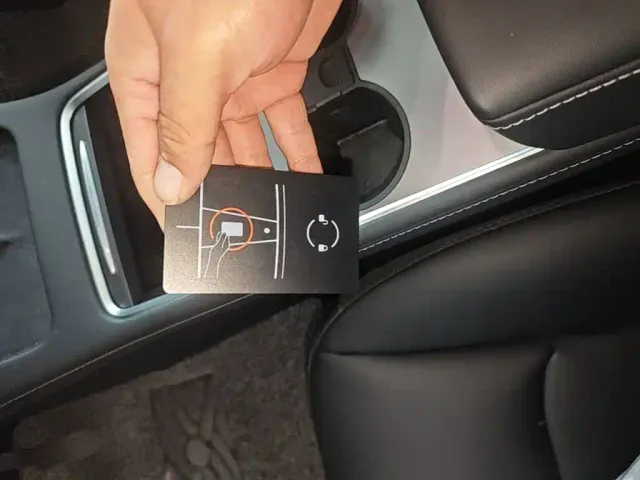 Tesla Model Y — Фото автомобиля 8