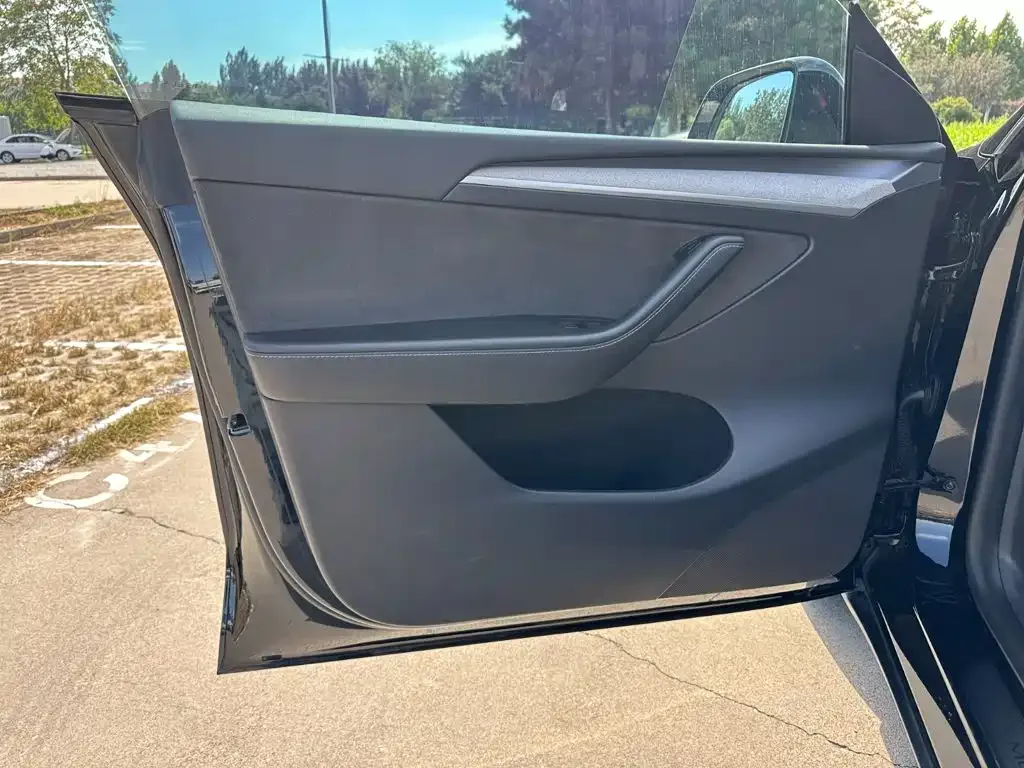 Tesla Model Y 2024 Rear-Wheel Drive Version — Фото автомобиля 14