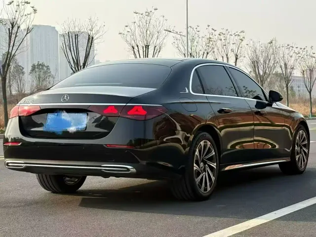 Mercedes-Benz E-Class — Фото автомобиля 2