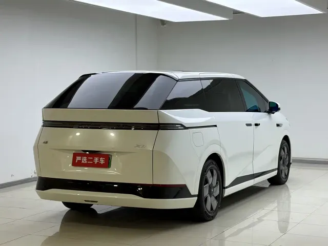 Xpeng X9 — Фото автомобиля 10