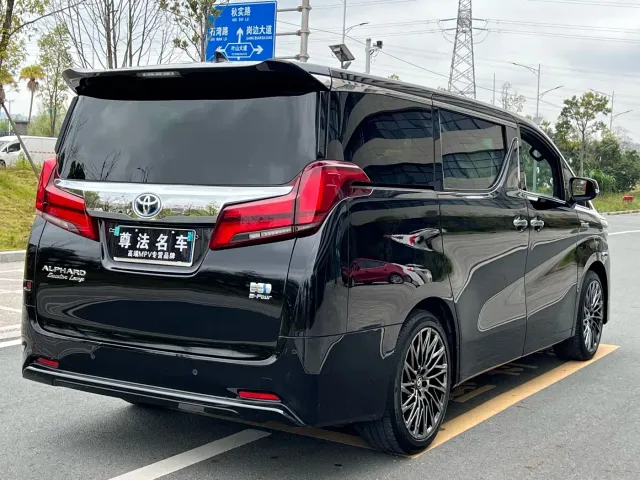 Toyota Alphard — Фото автомобиля 4