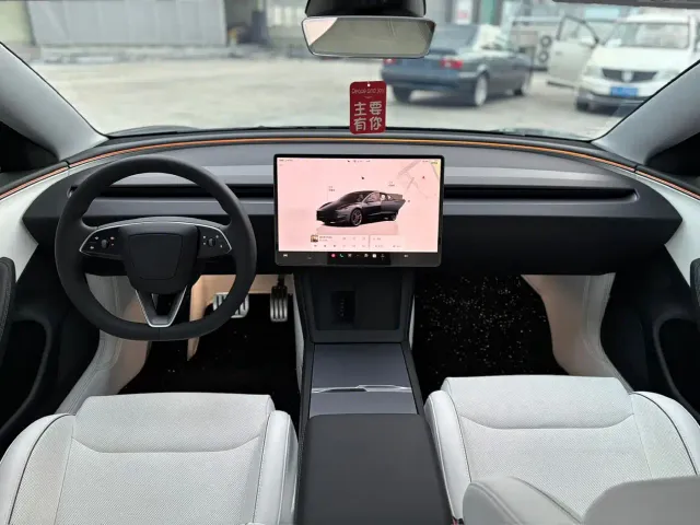 Tesla Model 3 — Фото автомобиля 5