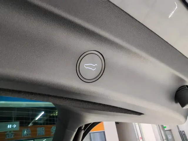 Tesla Model Y — Фото автомобиля 21