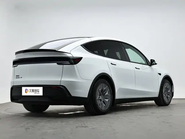 Tesla Model Y L — Фото автомобиля 3