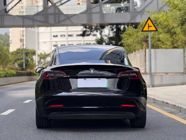 Tesla Model 3 — Фото автомобиля 7