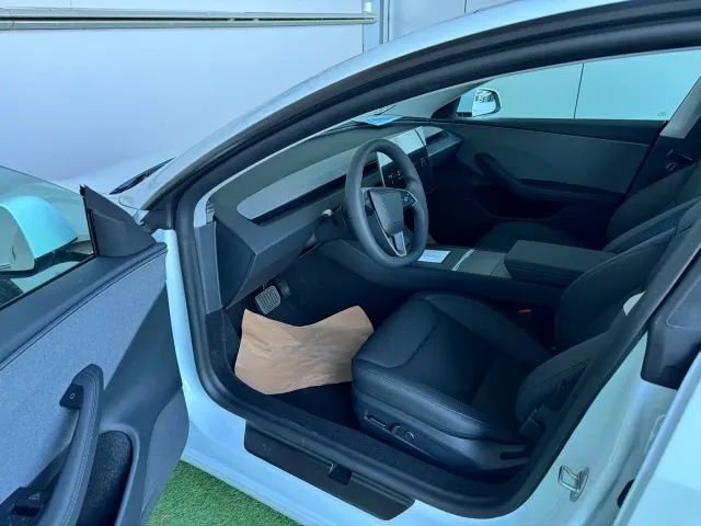 Tesla Model 3 — Фото автомобиля 10