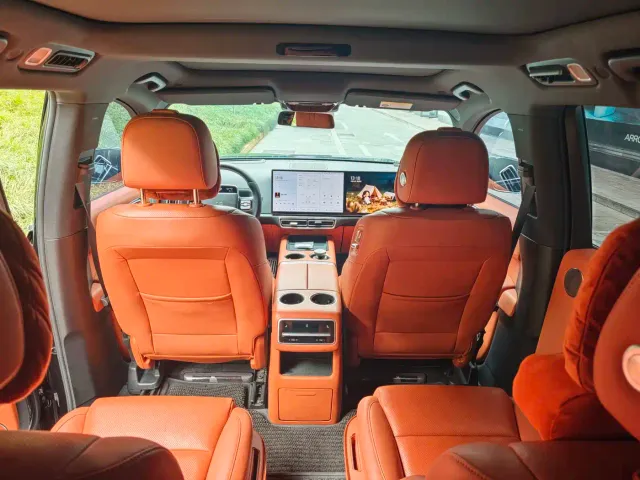 Li Auto L8 — Фото автомобиля 12