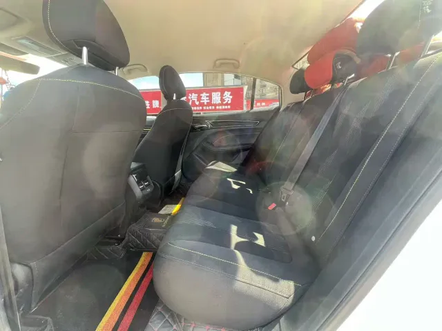 Roewe i5 — Фото автомобиля 9