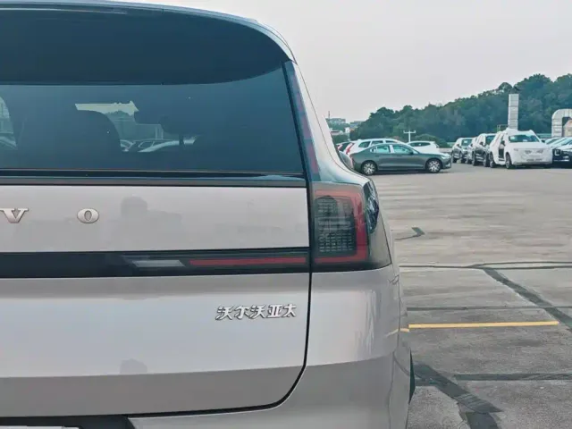 Volvo XC70 Plug-in Hybrid — Фото автомобиля 9
