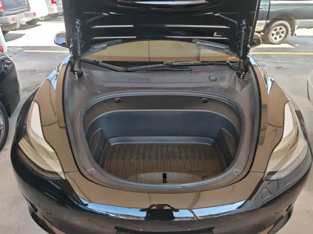 Tesla Model 3 — Фото автомобиля 19