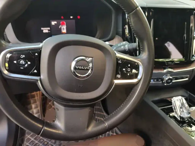 Volvo XC60 — Фото автомобиля 5