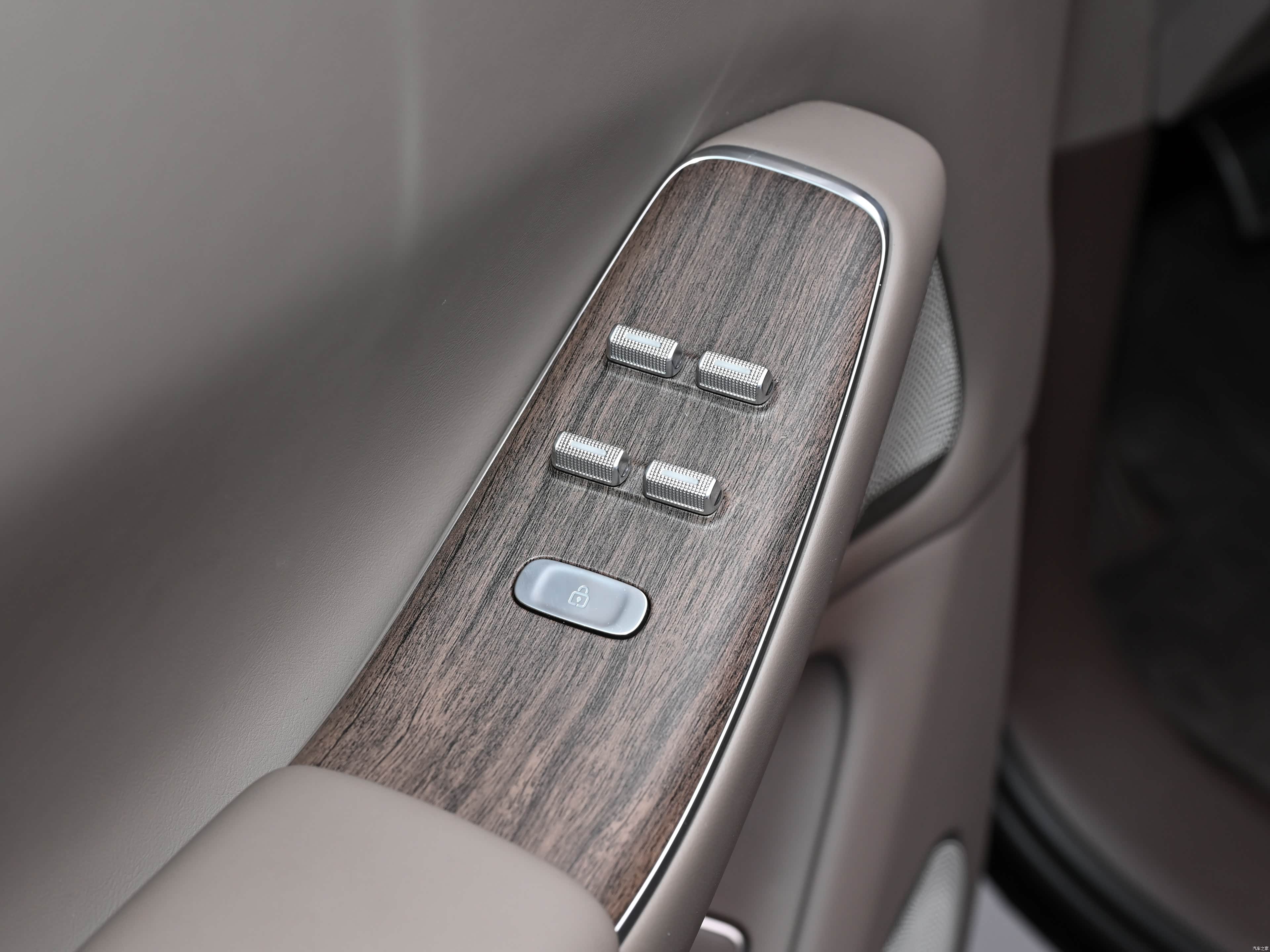 AITO M7 EREV Ultra 5 seats 4wd — Фото автомобиля 8