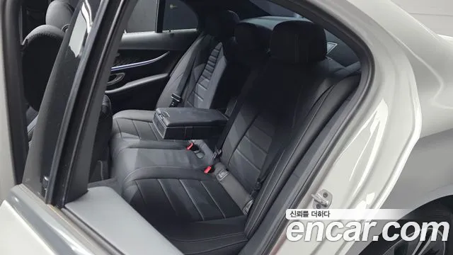 Mercedes-Benz E-Class — Фото автомобиля 11
