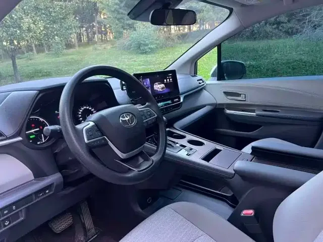 Toyota Sienna — Фото автомобиля 9