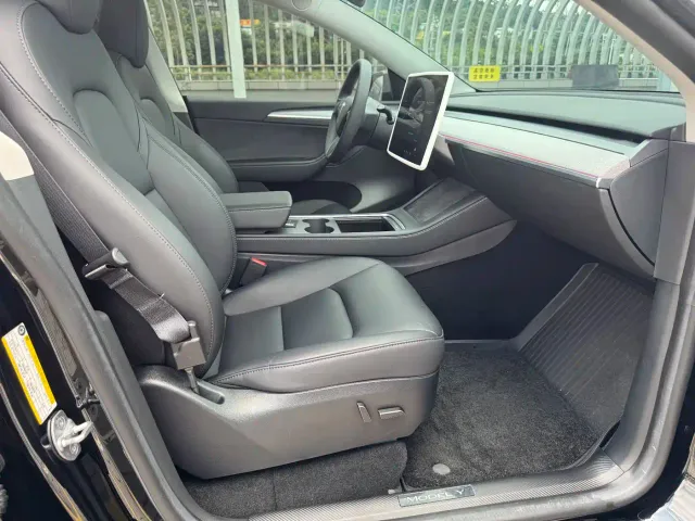 Tesla Model Y — Фото автомобиля 17