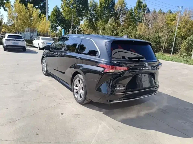 Toyota Sienna — Фото автомобиля 4