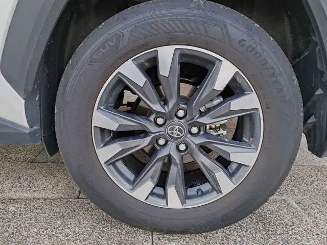 Toyota RAV4 — Фото автомобиля 10