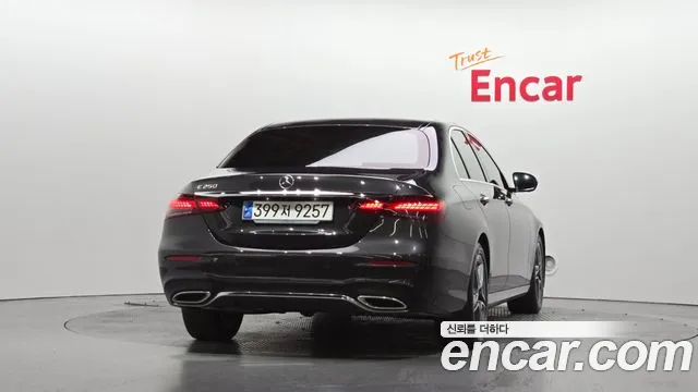 Mercedes-Benz E-Class — Фото автомобиля 4