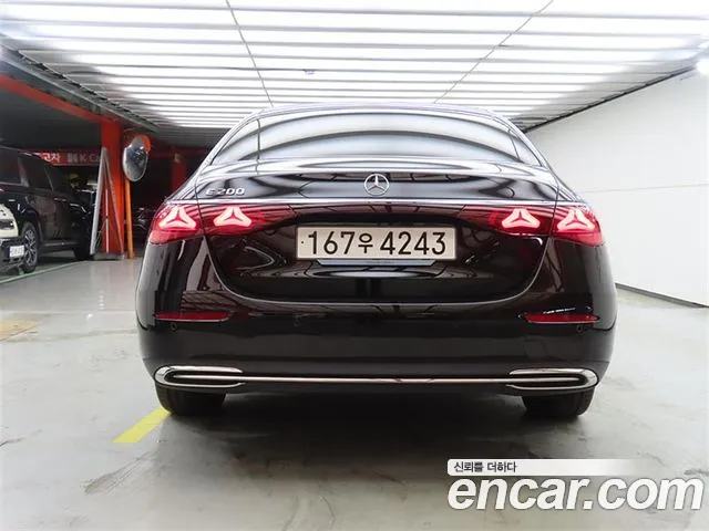 Mercedes-Benz E-Class — Фото автомобиля 3