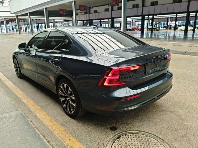 Volvo S60 — Фото автомобиля 4