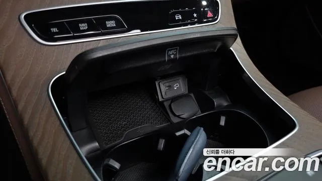 Mercedes-Benz E-Class — Фото автомобиля 23