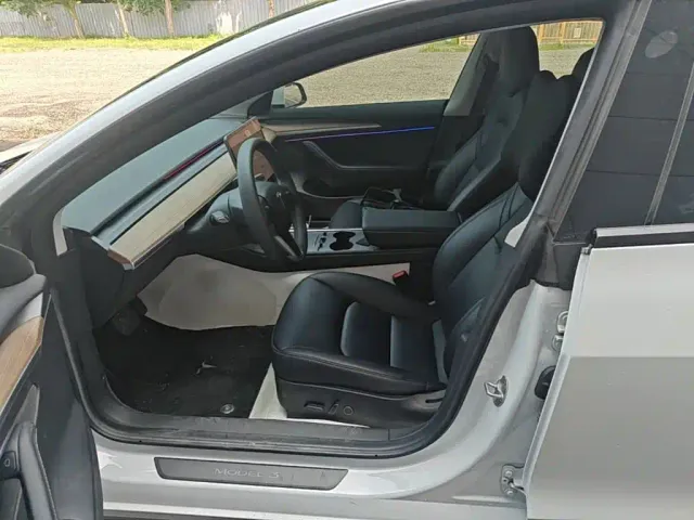 Tesla Model 3 — Фото автомобиля 14