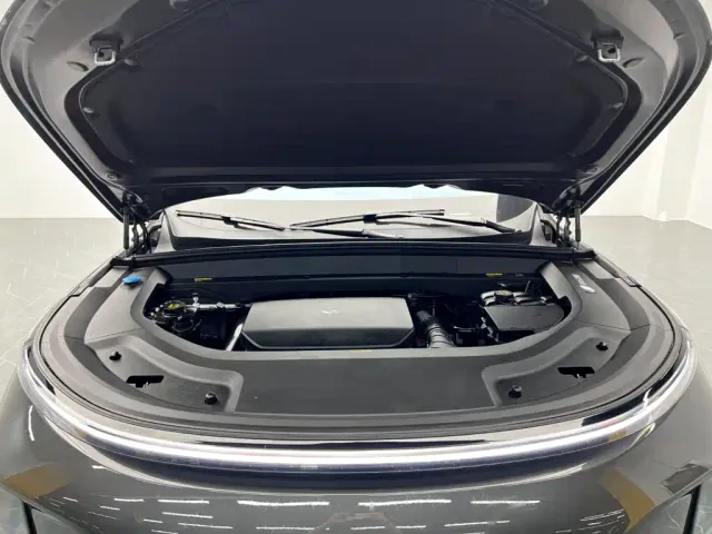 Li Auto L8 — Фото автомобиля 27