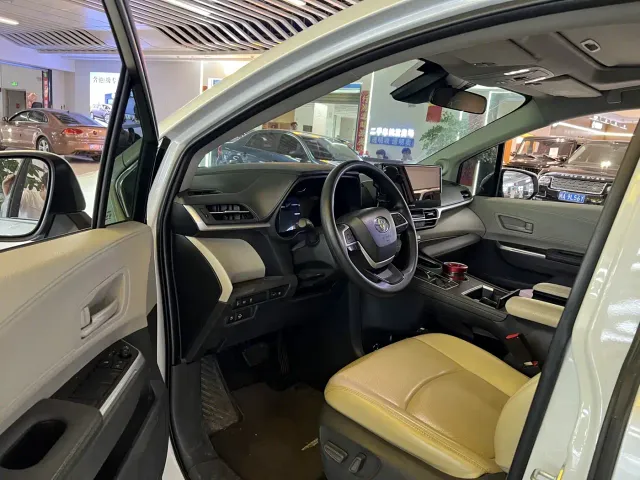 Toyota Sienna — Фото автомобиля 4