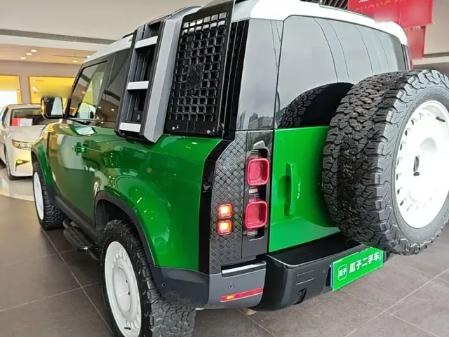 Land Rover Defender — Фото автомобиля 4