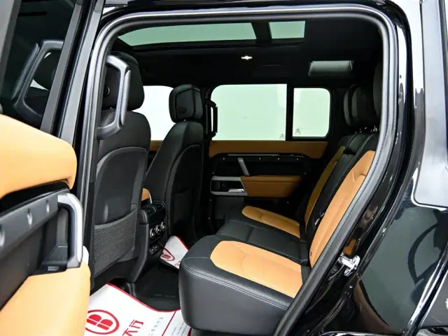 Land Rover Defender — Фото автомобиля 12