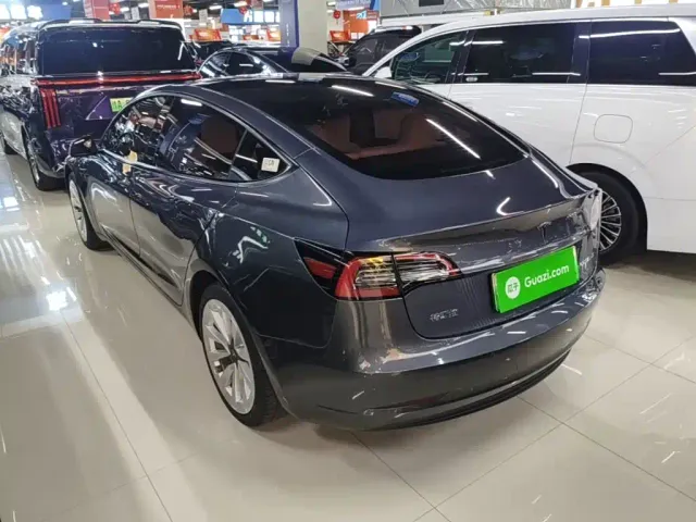 Tesla Model 3 — Фото автомобиля 4
