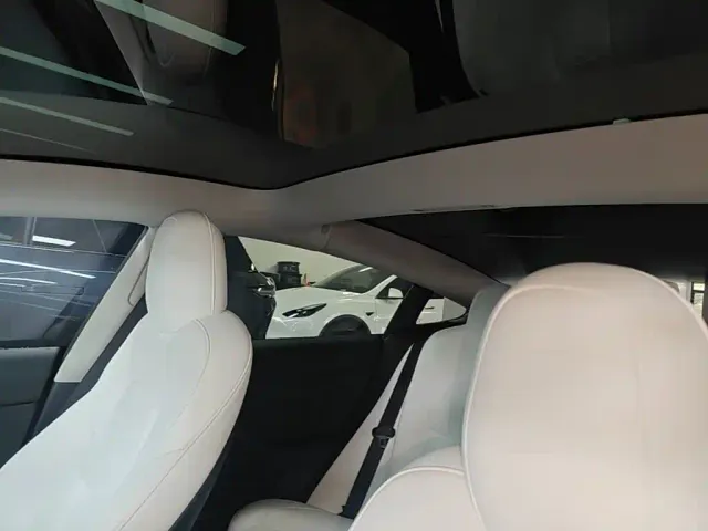 Tesla Model 3 — Фото автомобиля 17