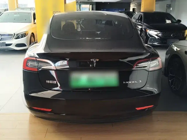 Tesla Model 3 — Фото автомобиля 5