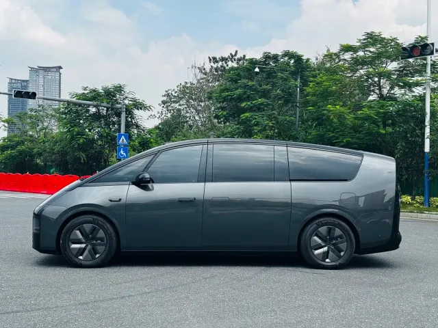 Li Auto MEGA — Фото автомобиля 4