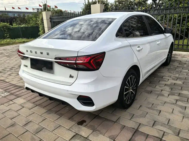 Roewe i5 — Фото автомобиля 10