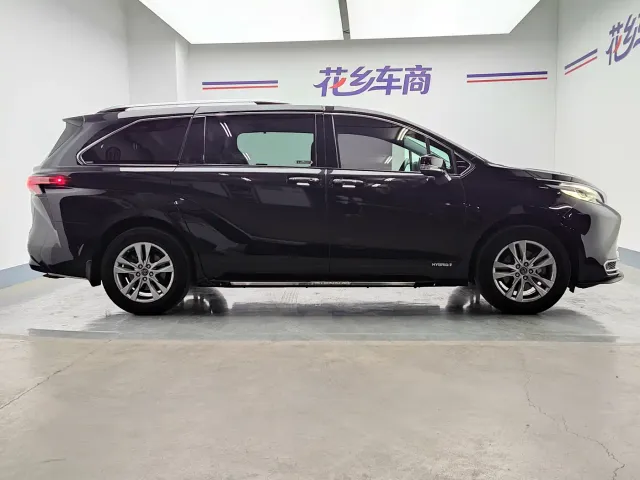 Toyota Sienna — Фото автомобиля 7
