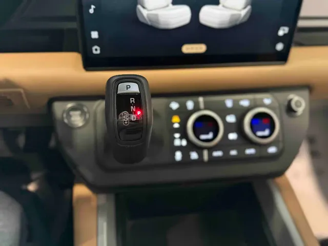 Land Rover Defender — Фото автомобиля 13