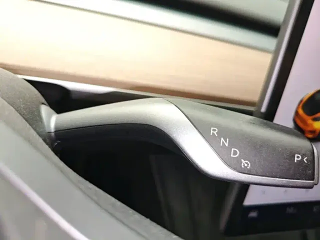 Tesla Model Y — Фото автомобиля 13