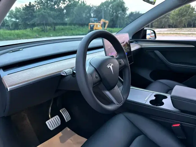 Tesla Model Y 2023 High Performance All-Wheel Drive Edition — Фото автомобиля 13
